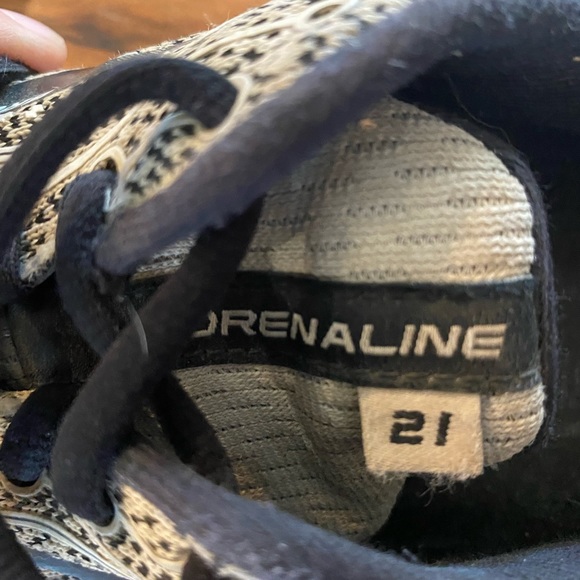 Brooks Adrenaline 21 men’s 8.5 tennis shoes. - Picture 3 of 7